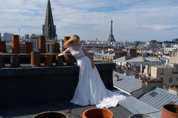 Robe de mariée, dentelle de Calais, décolleté bateau, mousseline. Robe de mariée, dentelle de Calais, décolleté bateau, mousseline.