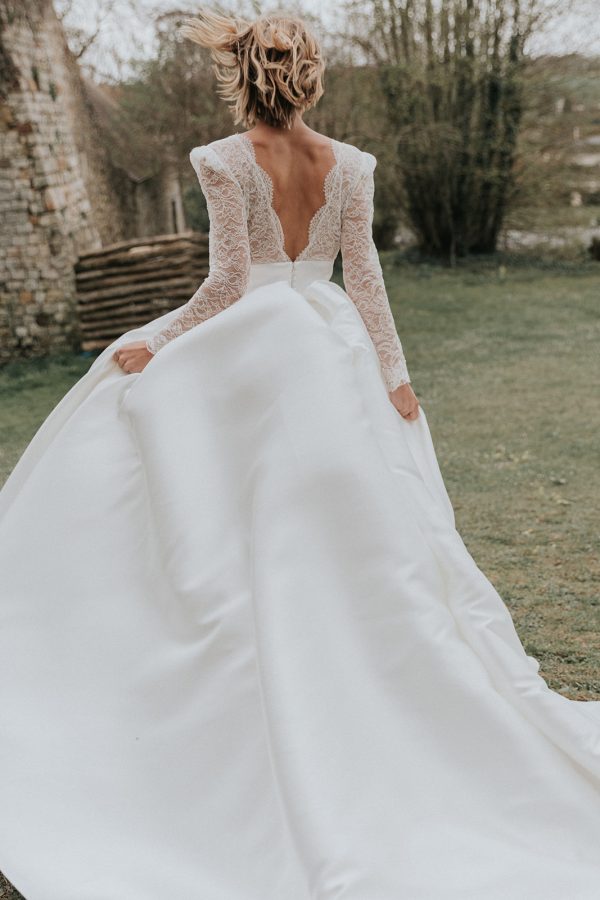 REVELATION Cymbeline wedding dress collection2023: Paris Boutique REVELATION Cymbeline wedding dress collection2023: Paris Boutique