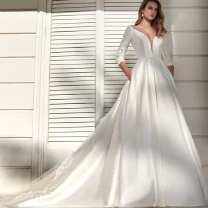 Robe de mariée princesse en mikado avec décolleté en V