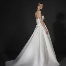 JADEAU Vera Wang wedding dress collection 2025: Paris Boutique