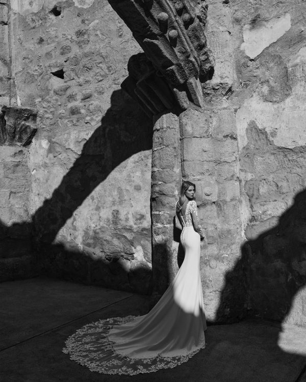 PARAMO wedding dress Adriana Alier Collection 2027 | Boutique Paris PARAMO wedding dress Adriana Alier Collection 2027 | Boutique Paris