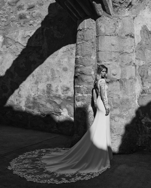 PARAMO wedding dress Adriana Alier Collection 2027 | Boutique Paris PARAMO wedding dress Adriana Alier Collection 2027 | Boutique Paris