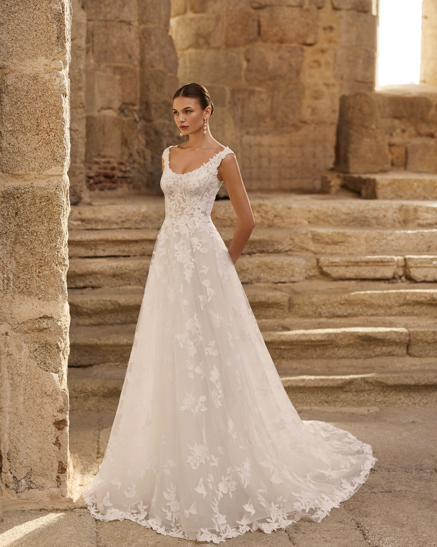 PENTAS wedding dress Adriana Alier Collection 2027 | Boutique Paris PENTAS wedding dress Adriana Alier Collection 2027 | Boutique Paris