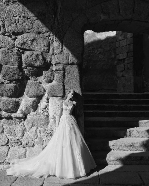 PERFUME wedding dress Adriana Alier Collection 2027 | Boutique Paris PERFUME wedding dress Adriana Alier Collection 2027 | Boutique Paris