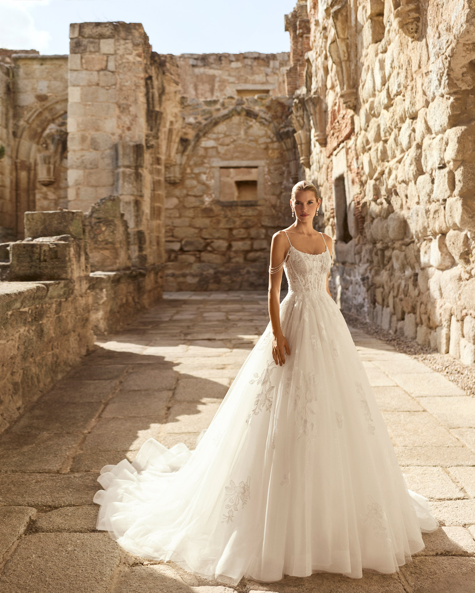 PERFUME wedding dress Adriana Alier Collection 2027 | Boutique Paris PERFUME wedding dress Adriana Alier Collection 2027 | Boutique Paris