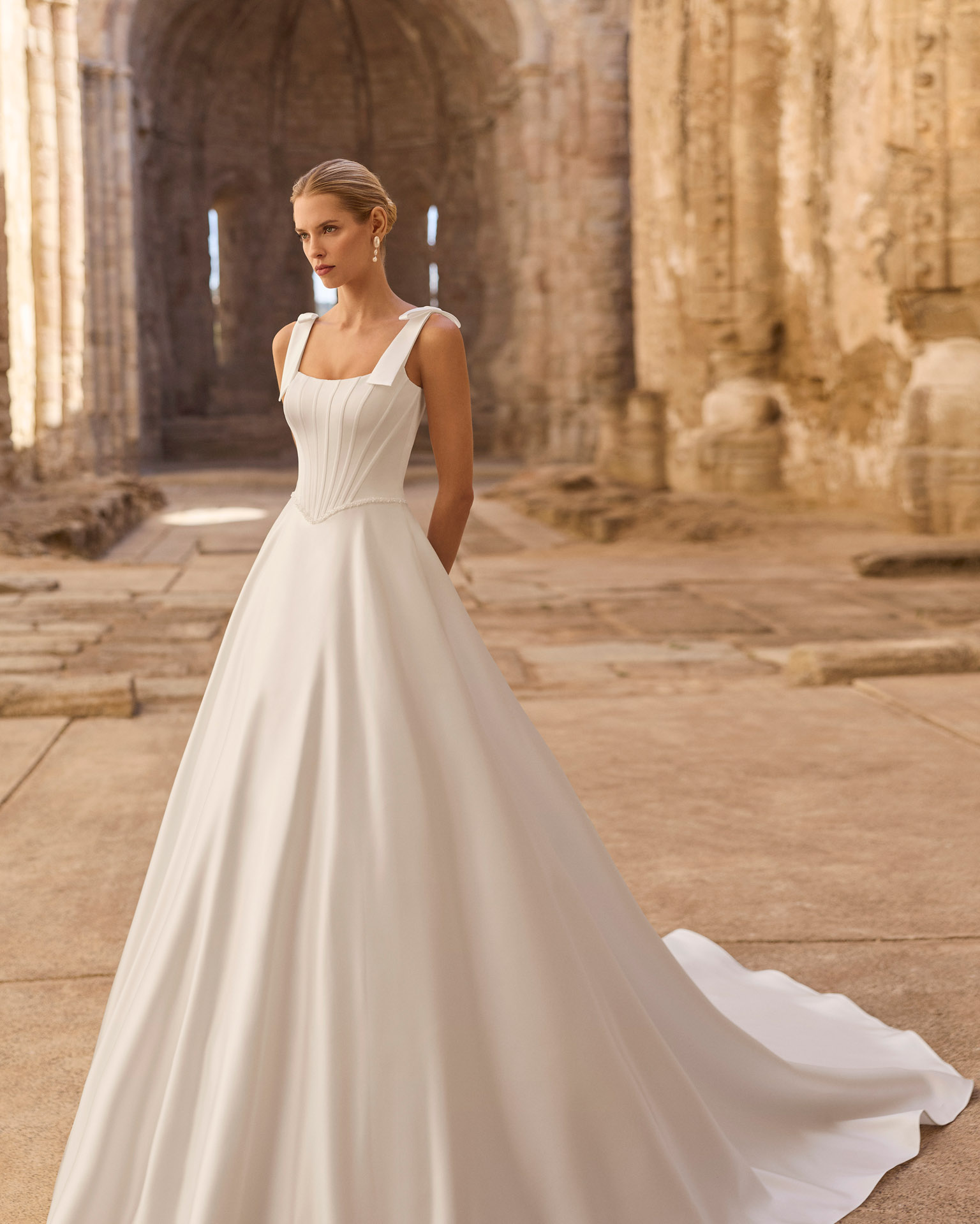 Robe de Mariée PLANET de Adriana Alier Collection 2027 | Paris Robe de Mariée PLANET de Adriana Alier Collection 2027 | Paris