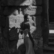 Robe de mariée PRAVIA Adriana Alier en mikado, coupe sirène, bustier corset et manches tombantes, vue de face.