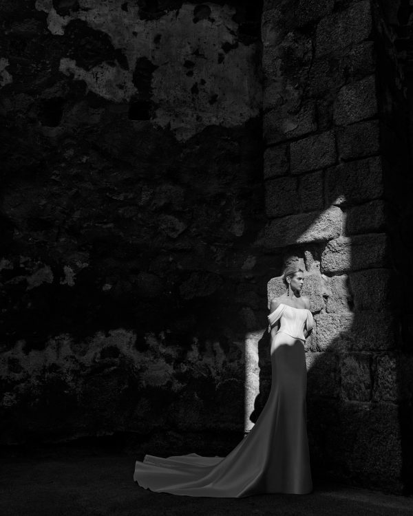 Robe de mariée PRAVIA Adriana Alier en mikado, coupe sirène, bustier corset et manches tombantes, vue de face.