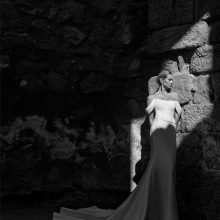 Robe de mariée PRAVIA Adriana Alier en mikado, coupe sirène, bustier corset et manches tombantes, vue de face.