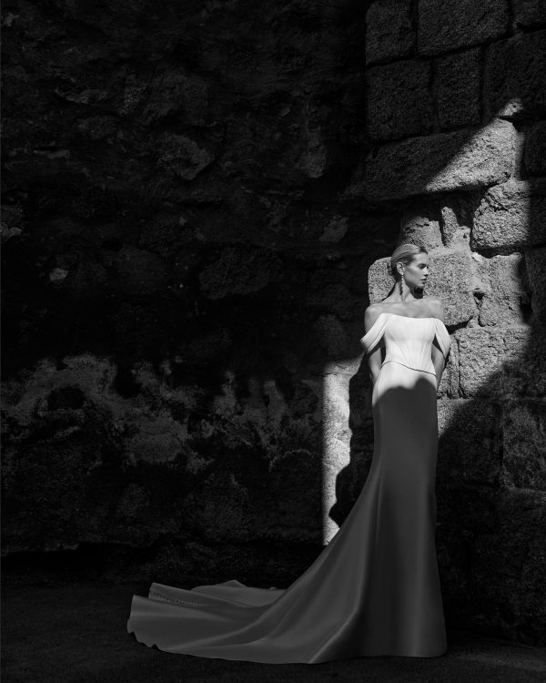 Robe de mariée PRAVIA Adriana Alier en mikado, coupe sirène, bustier corset et manches tombantes, vue de face.