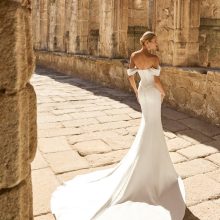 Robe de mariée PRAVIA Adriana Alier en mikado, coupe sirène, bustier corset et manches tombantes, vue de face.