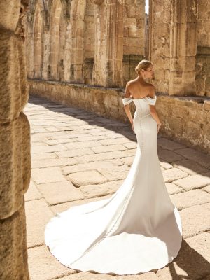 Robe de mariée PRAVIA Adriana Alier en mikado, coupe sirène, bustier corset et manches tombantes, vue de face.
