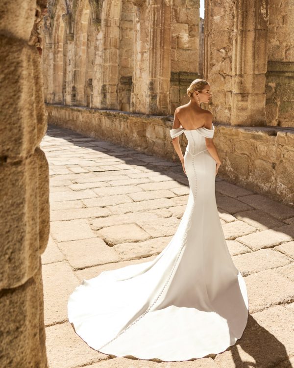 Robe de mariée PRAVIA Adriana Alier en mikado, coupe sirène, bustier corset et manches tombantes, vue de face.