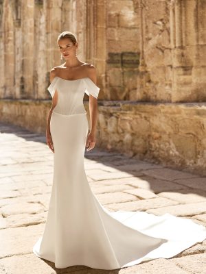Robe de mariée PRAVIA Adriana Alier en mikado, coupe sirène, bustier corset et manches tombantes, vue de face.
